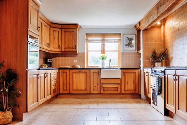 Kühlschrank, Mikrowelle, Ofen, Geschirrspüler