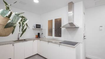 Een koelkast, een magnetron, een koffiezetapparaat/waterkoker