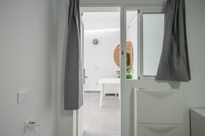 Chuveiro, secador de cabelo, toalhas de banho, papel higiênico
