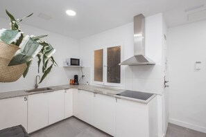 Refrigerador, microondas, cafetera y tetera y tetera eléctrica