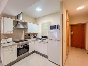 Kühlschrank, Mikrowelle, Ofen, Wasserkocher mit Kaffee-/Teezubehör