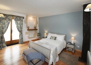 1 bedroom, desk, travel crib, WiFi - Auberge des Pensées - Deluxe Room 1
(Roquebrune)