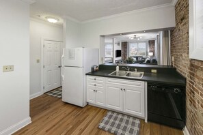 雪櫃、微波爐、焗爐、爐具