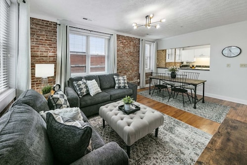 Lofty Expectations - Gorgeous Studio Loft Downtown