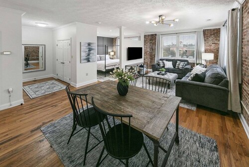 Lofty Expectations - Gorgeous Studio Loft Downtown