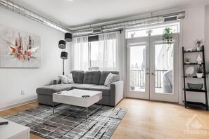 Living area - Good location in Ottawa. Parking available. We speak your language. Transfer    (Ottawa)