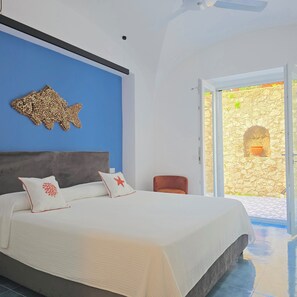 4 bedrooms, iron/ironing board, bed sheets