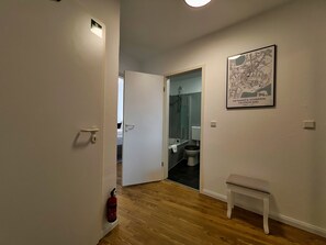 Een haardroger, handdoeken, toiletpapier