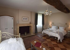 5 bedrooms, WiFi, bed sheets