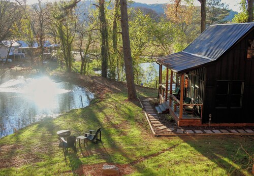 Hidden Springs Cottage, Rome, GA, King Loft Bedroom, Private Lake Access