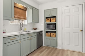 Mikrobølgeovn, ovn, kokeplater og oppvaskmaskin