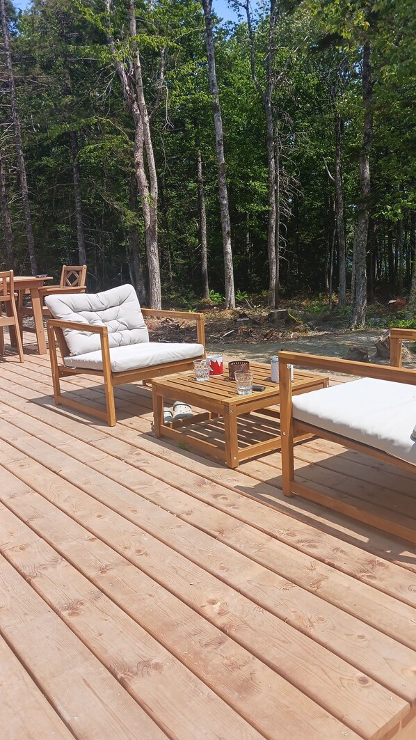 Outdoor dining - Ortus Solis Lovingly furnished vacation home on Wentworthlake (Moodys corner)