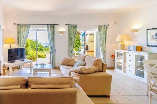 Télévision, cheminée, livres