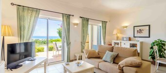 Cozy quiet cottage at the Meia Praia beach, close to the village of Lagos