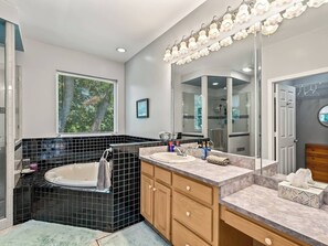 Bathroom - The Professor's Fish House- dock on the bay (Panacea)