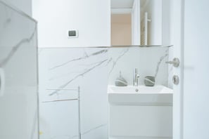 Doccia, asciugacapelli, asciugamani, sapone