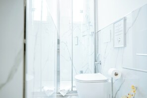 Doccia, asciugacapelli, asciugamani, sapone