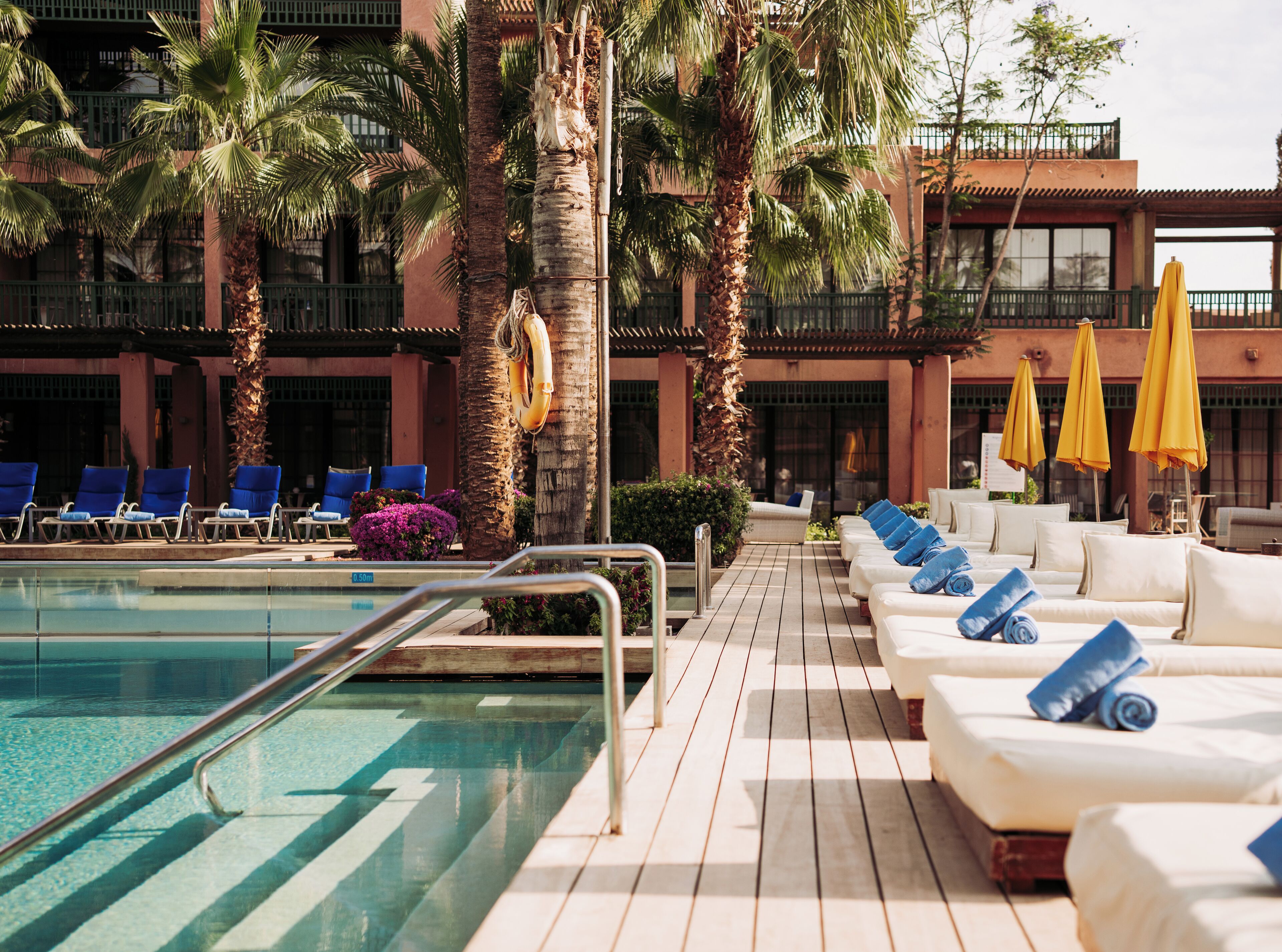 Inomhuspool, 2 utomhuspooler, parasoller och solstolar