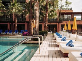Una piscina cubierta, 2 piscinas al aire libre, sombrillas, tumbonas