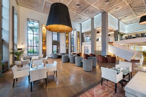 2 barer/lounger och bar vid poolen