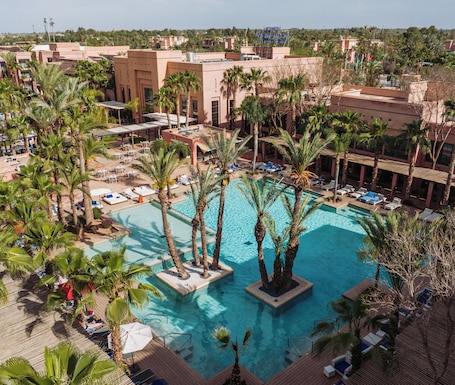 Innenpool, 2 Außenpools, Sonnenschirme, Liegestühle. Pickalbatros Hôtel Du Golf - Adults Friendly 16 Years Plus- All-Inclusive