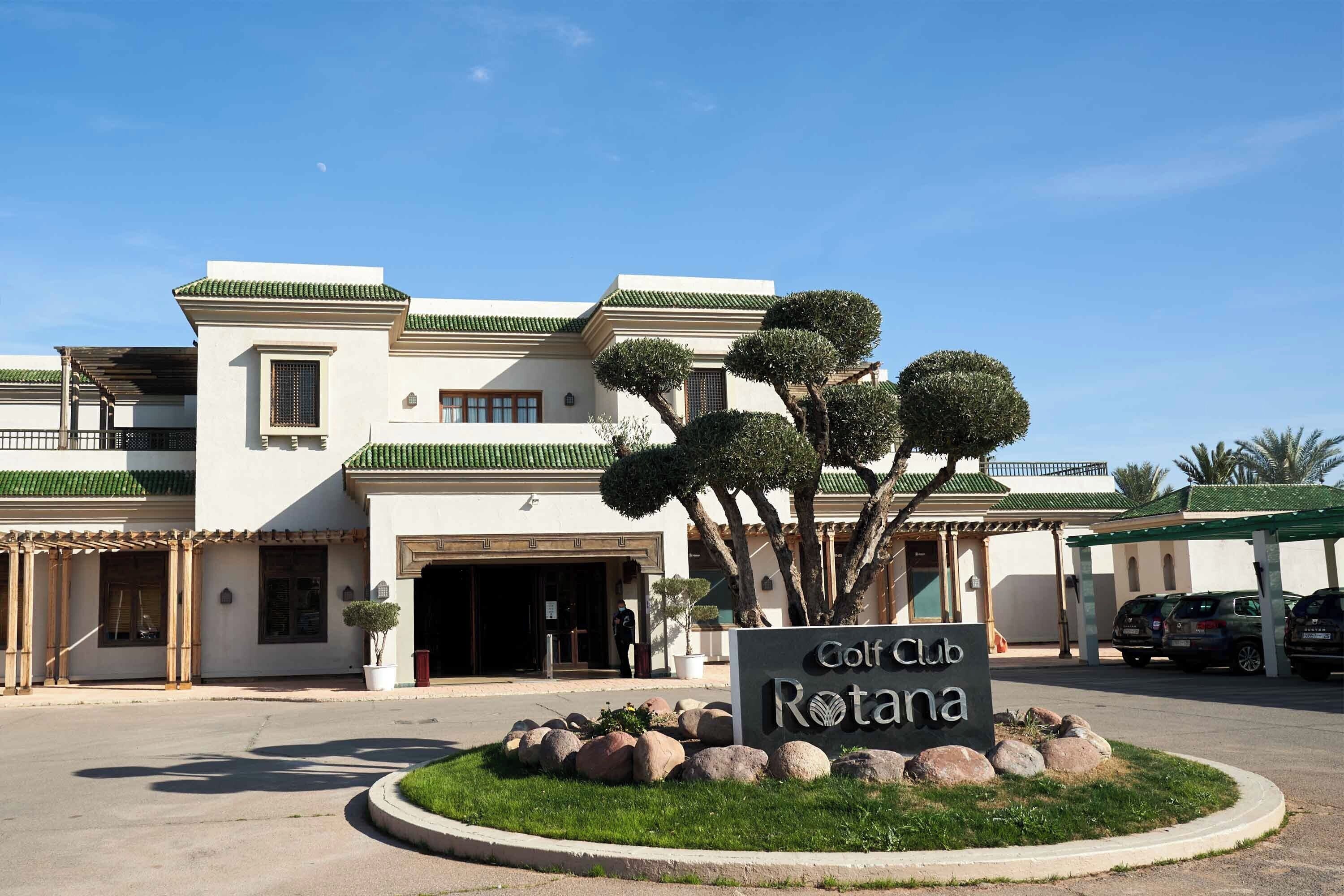Ein Gebäude mit einem Schild, auf dem „Golf Club Rotana“ steht.