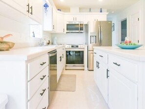 Kühlschrank, Mikrowelle, Herdplatte, Geschirrspüler