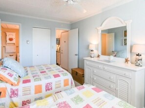 1 bedroom, internet - Direct ocean front 4th floor condo. Elevator building. AC, WiFi, Washer, Dryer (Ocean City)