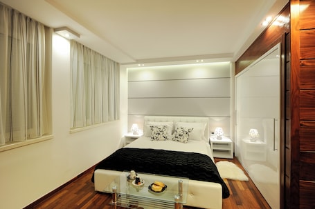 Deluxe Studio Suite, Courtyard View | Soundproofing, free WiFi
