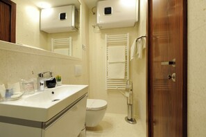 Hair dryer, towels, toilet paper - Main street studio and rooms (Zadar)