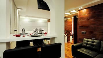 Suite estudio Deluxe, vistas al patio | Comedor