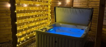 3-bedroom house in welcoming Poulton-le-Fylde with WiFi, parking and hot tub!