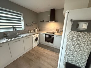 Jääkaappi, mikroaaltouuni, uuni, liesi