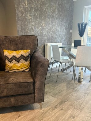 Smart TV, books, stereo