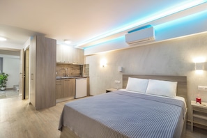 Phòng Suite Junior | Két bảo mật tại phòng, khu vực làm việc phù hợp cho laptop 