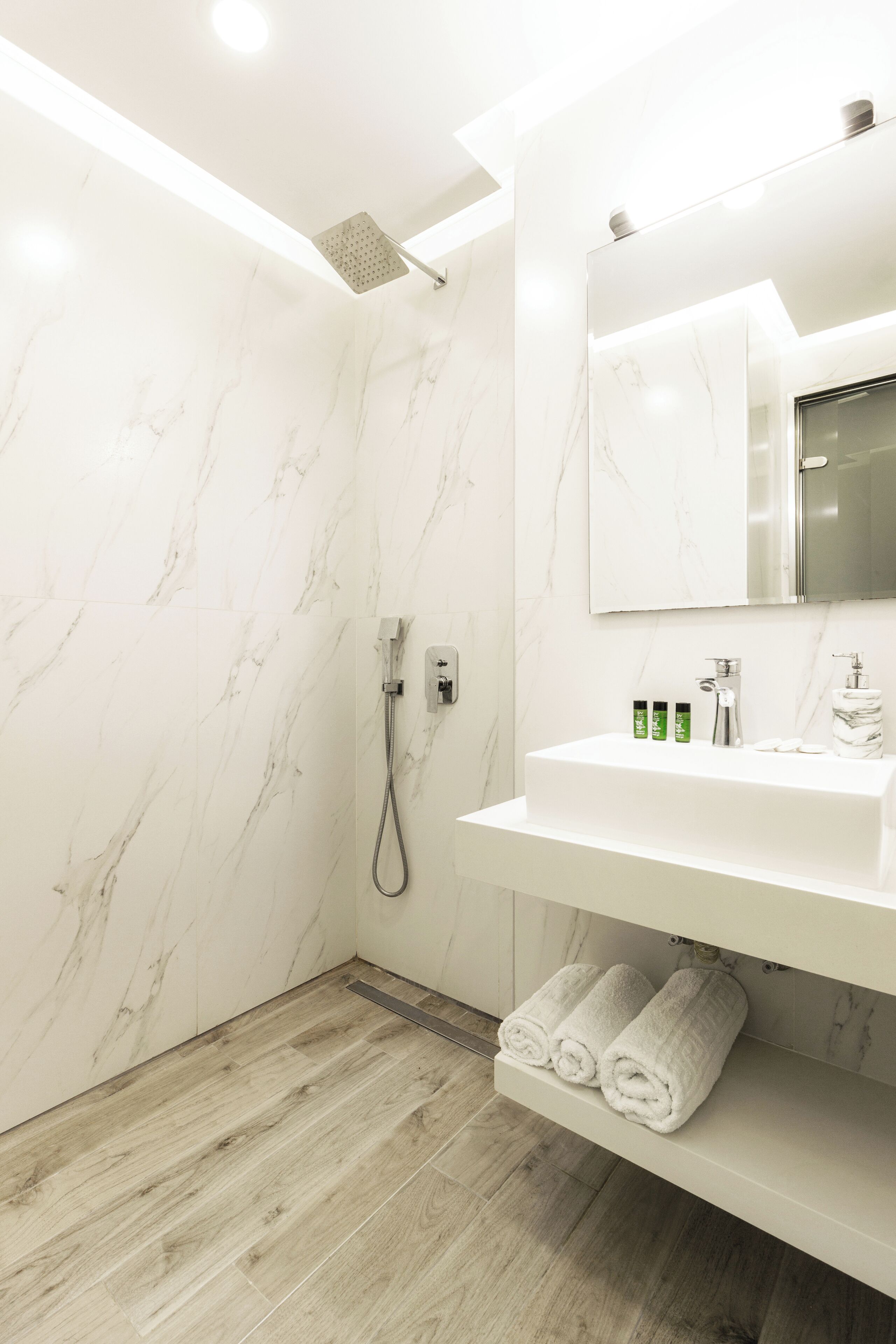 Studio, uitzicht op zee | Badkamer | Een douche, een haardroger, handdoeken, zeep