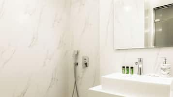 Studio, uitzicht op zee | Badkamer | Een douche, een haardroger, handdoeken, zeep