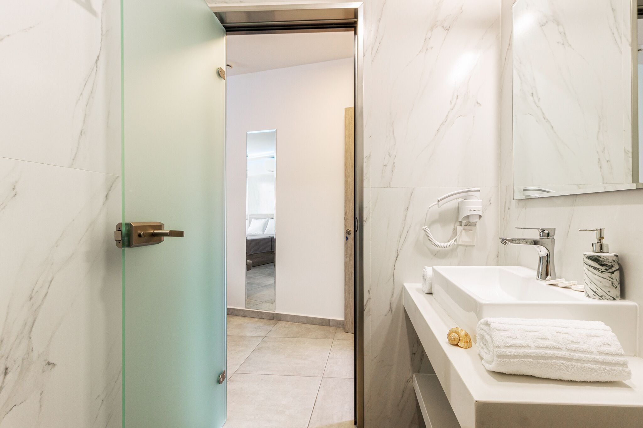 Dreibettzimmer | Badezimmer | Dusche, Haartrockner, Handtücher, Seife