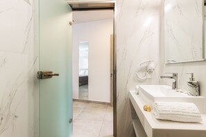 Phòng 3 | Phòng tắm | Buồng tắm vòi sen, máy sấy tóc, khăn tắm, xà phòng 