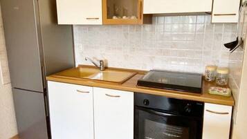 Apartment | Private kitchen | Electric kettle, cookware/dishes/utensils