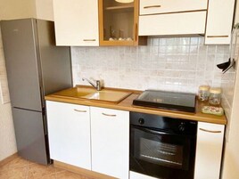 Apartment | Private kitchen | Electric kettle, cookware/dishes/utensils
