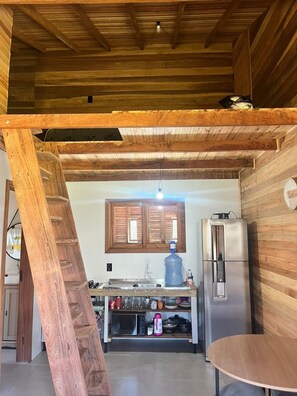 Kjøleskap, mikrobølgeovn, kokeplater og vannkoker