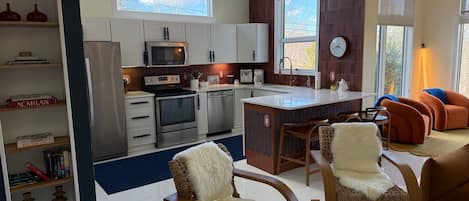 Microondas, horno, placa de cocina, lavavajillas