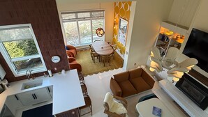 Un espacio habitable moderno con cocina, comedor y zona de estar.