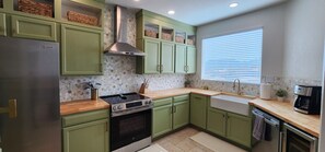Fridge, microwave, oven, stovetop - Townhome with unparalleled views! (Green Valley)