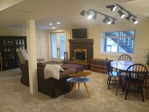 Smart-tv, pejs, bøger, computerskærme