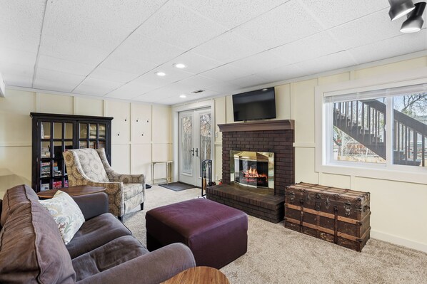 Smart TV, fireplace, books, computer monitors