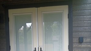 A double door with a glass panel, set in a wooden structure with a textured wall. - Sunny Private Guest Suite, 30 min from Denver/Boulder, Kids and Pets welcome! (Broomfield)