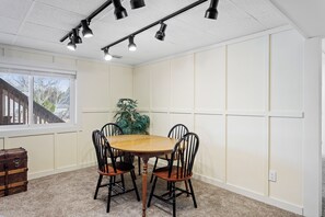 Dining - Sunny Private Guest Suite, 30 min from Denver/Boulder, Kids and Pets welcome! (Broomfield)