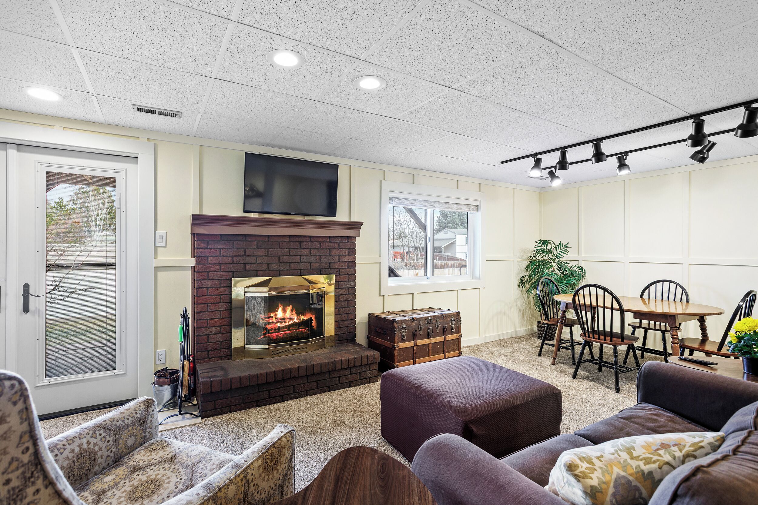 Älytelevisio, takka, kirjoja, tietokoneen näyttö